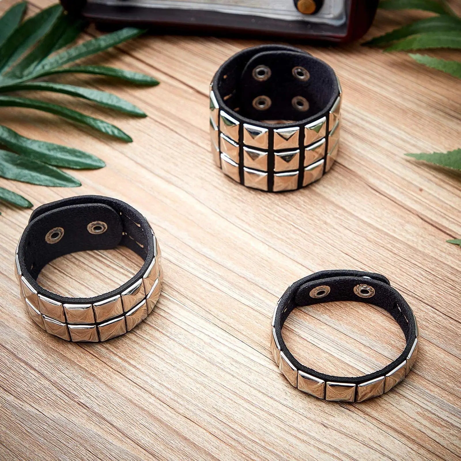 3Pcs Studded Punk Bracelets for Men Women Buckle Cuffs Pyramid Wristband Rivet Cuff Bangle Wear Proms Rock Costumes Black